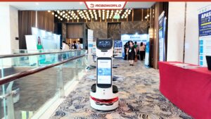 Robot phục vụ BellaBot Pro di chuyển tại khu vực hội nghị khoa học