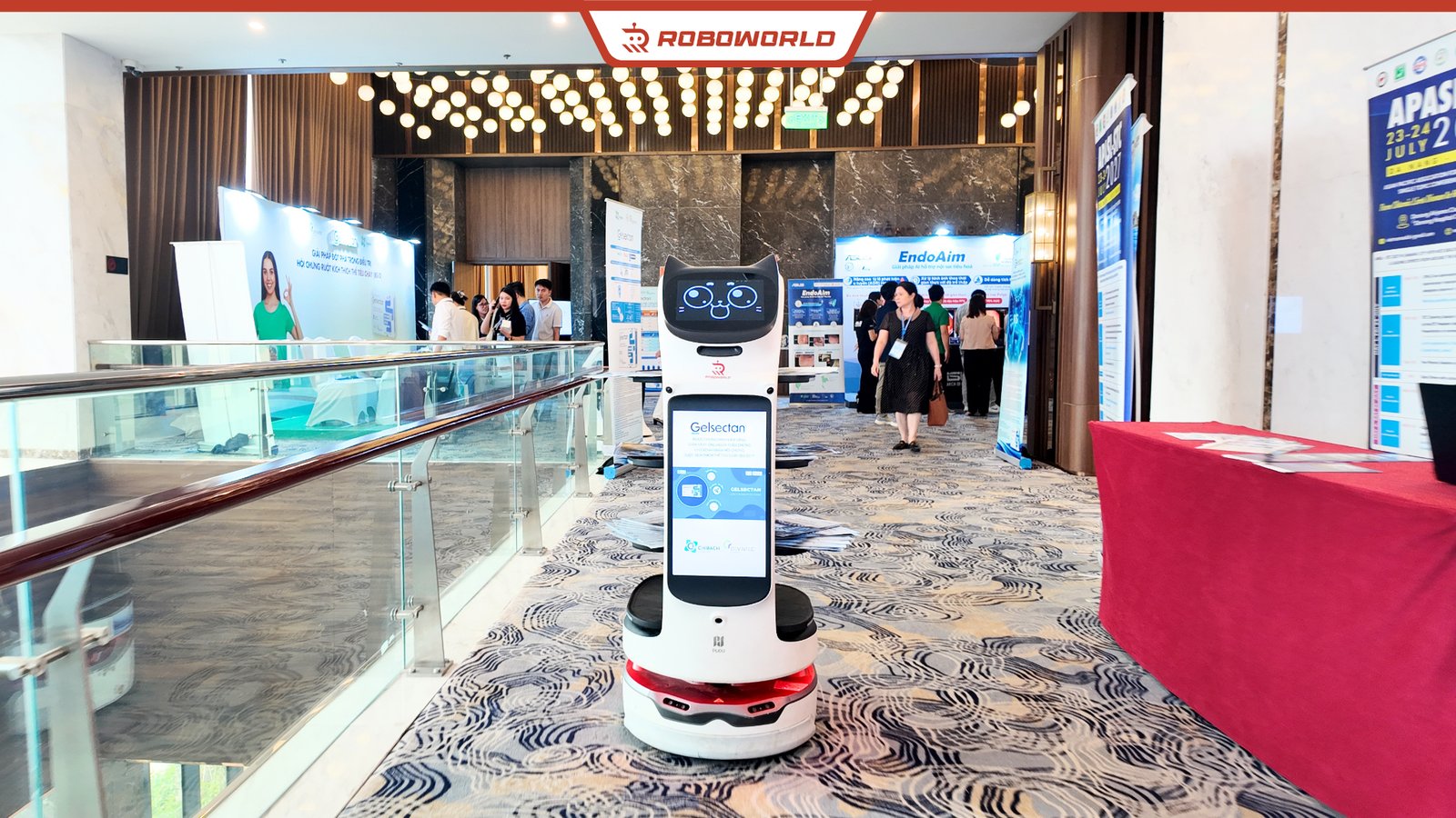 Cho thuê robot sự kiện: robot phục vụ BellaBot Pro di chuyển tại khu vực hội nghị