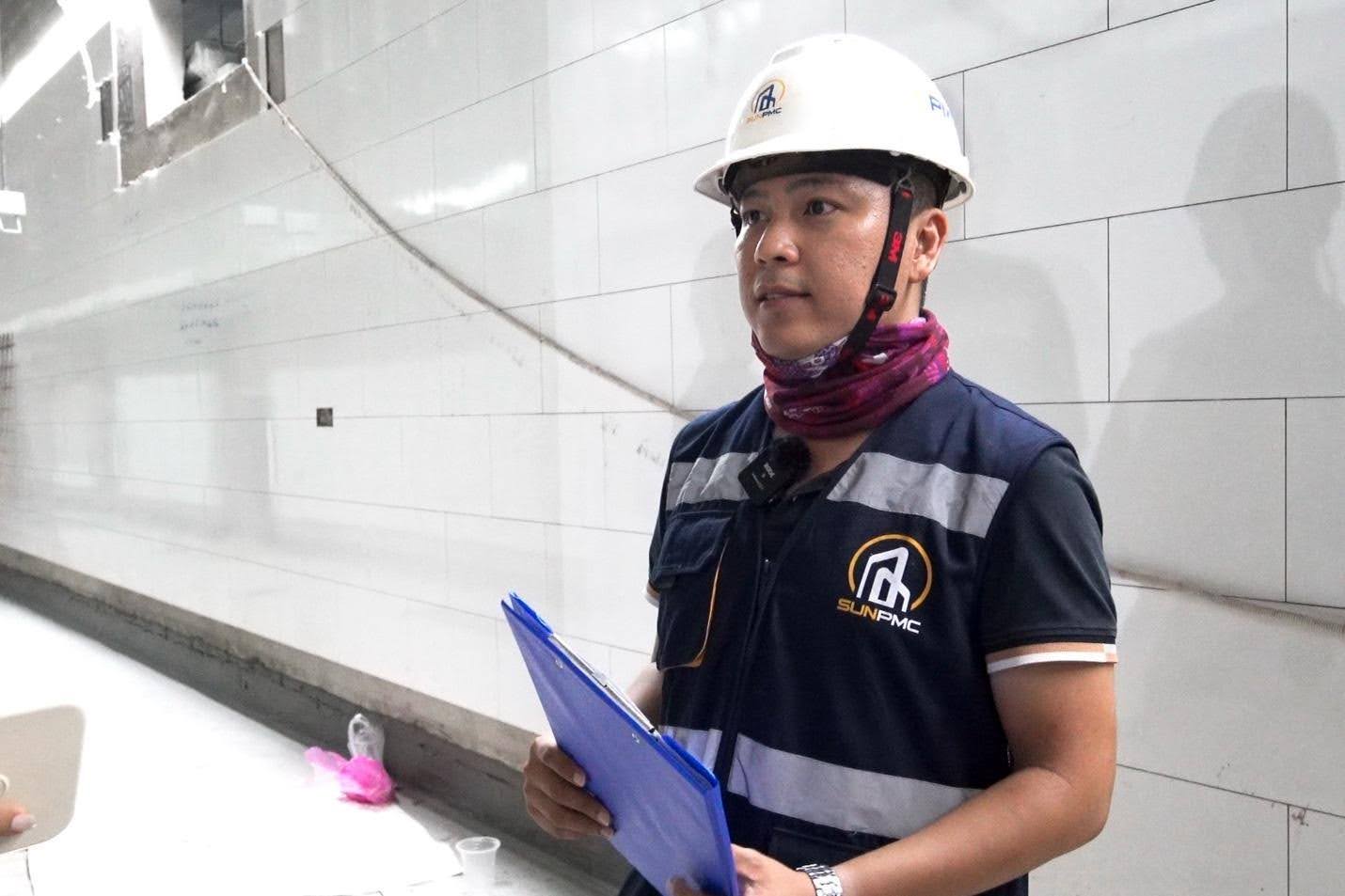 Cán bộ giám sát theo dõi chất lượng thi công nhà máy suất ăn hàng không