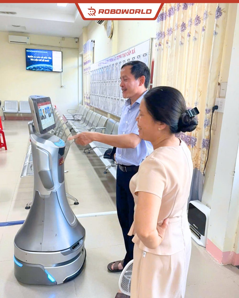 Cán bộ hướng dẫn người dân sử dụng robot lễ tân Nova GreetingBot