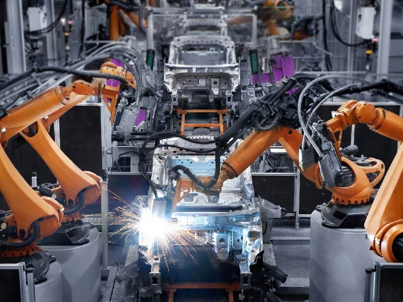 Cánh tay robot hàn trên dây chuyền lắp ráp ô tô - chi phí sở hữu robot công nghiệp