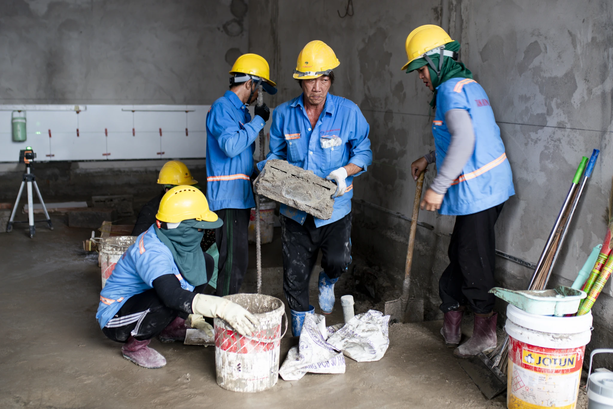 Công nhân hoàn thiện khu vực tầng 1 nhà máy suất ăn hàng không Phú Quốc