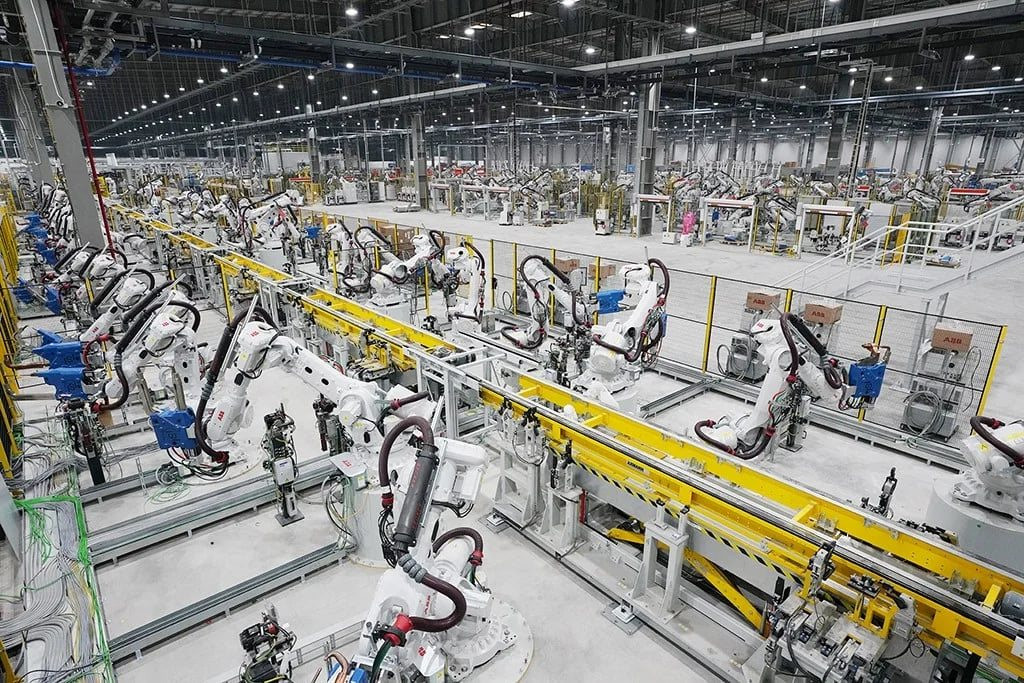Dây chuyền tự động hóa với hàng trăm robot hàn trong xưởng thân vỏ ô tô