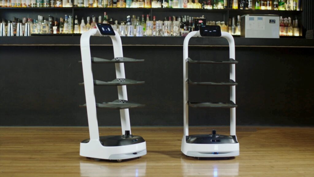 Hai robot phục vụ nhà hàng PuduBot 2 sẵn sàng vận hành sau khi Roboworld triển khai