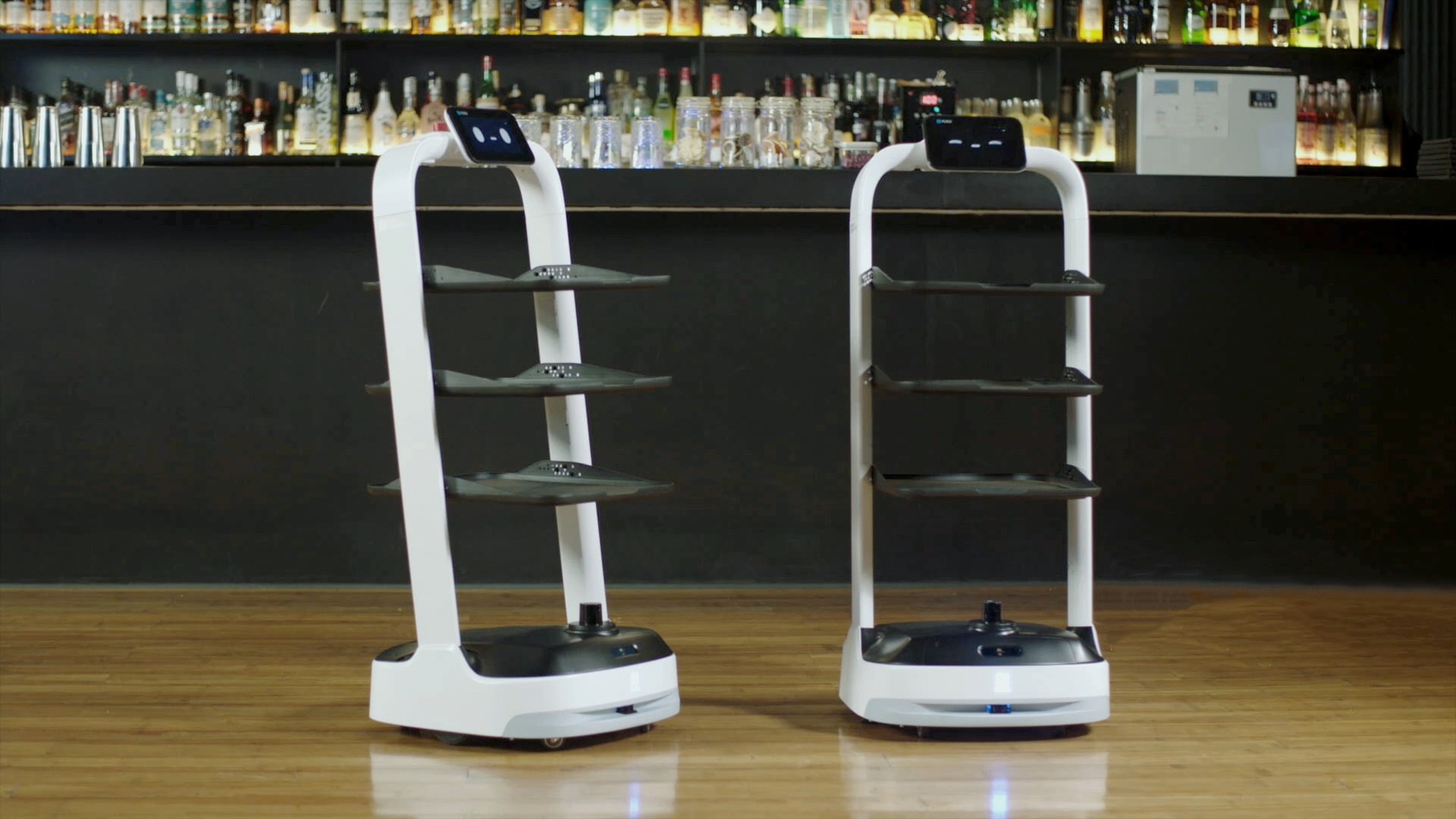 Robot PuduBot 2 sau khi được Roboworld triển khai tại nhà hàng