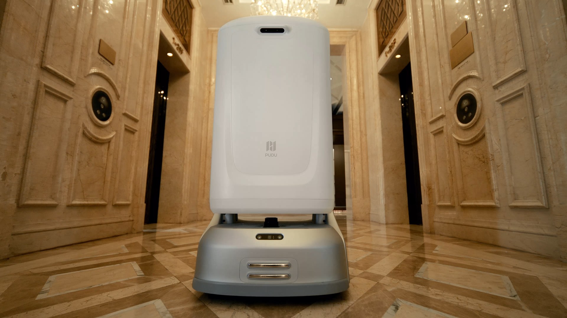 Robot FlashBot giao tài liệu chờ tại sảnh thang máy