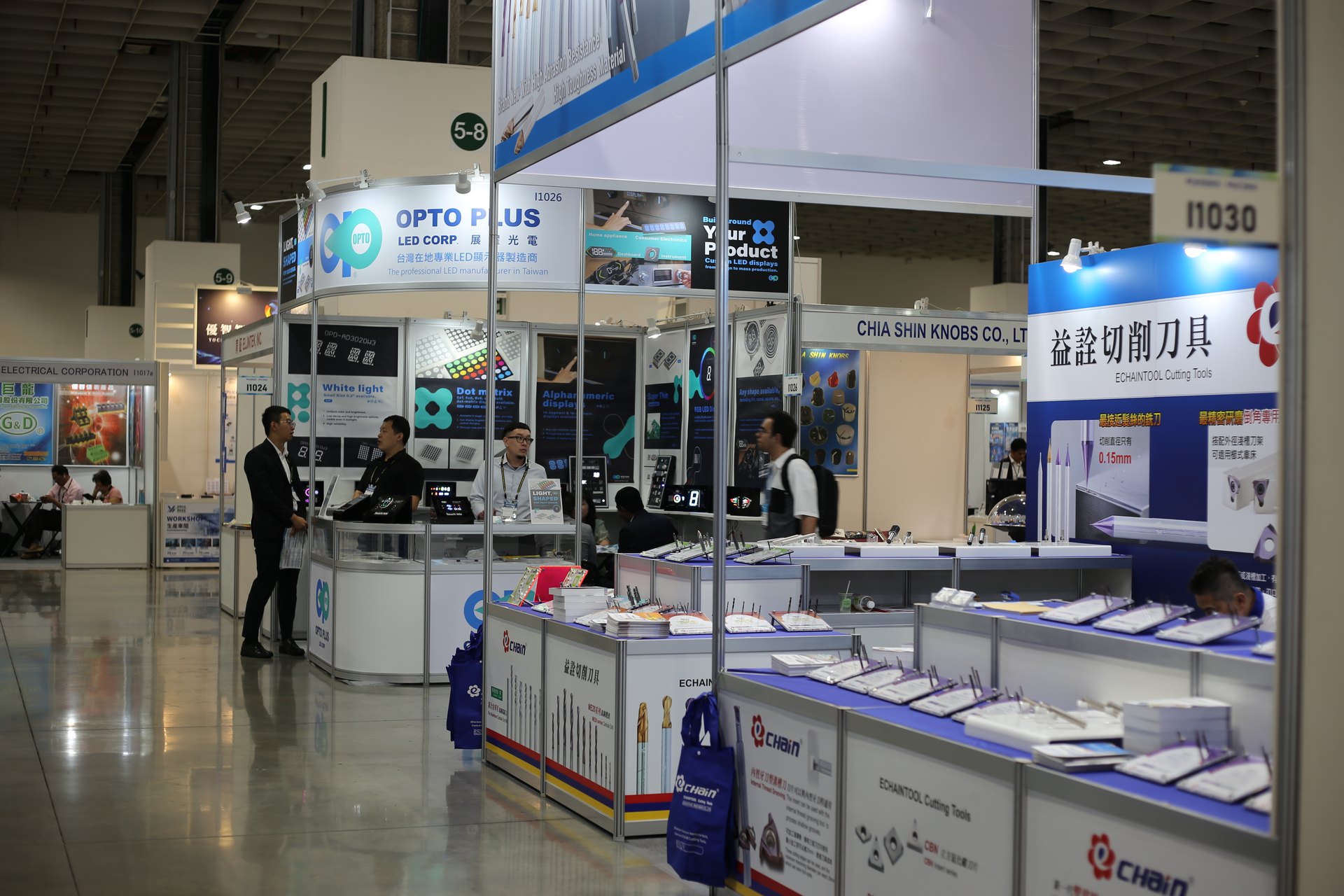 Các gian hàng công nghệ điện tử tại TAITRONICS & AIoT Taiwan 2026