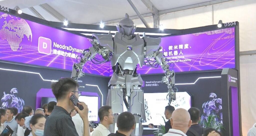 Gian trưng bày robot hình người cỡ lớn Neo1 của NeodraDynamics