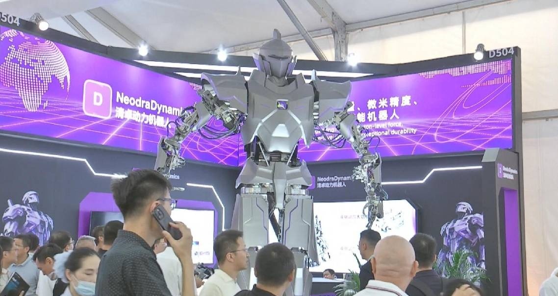 Gian trưng bày robot hình người cỡ lớn Neo1 của NeodraDynamics
