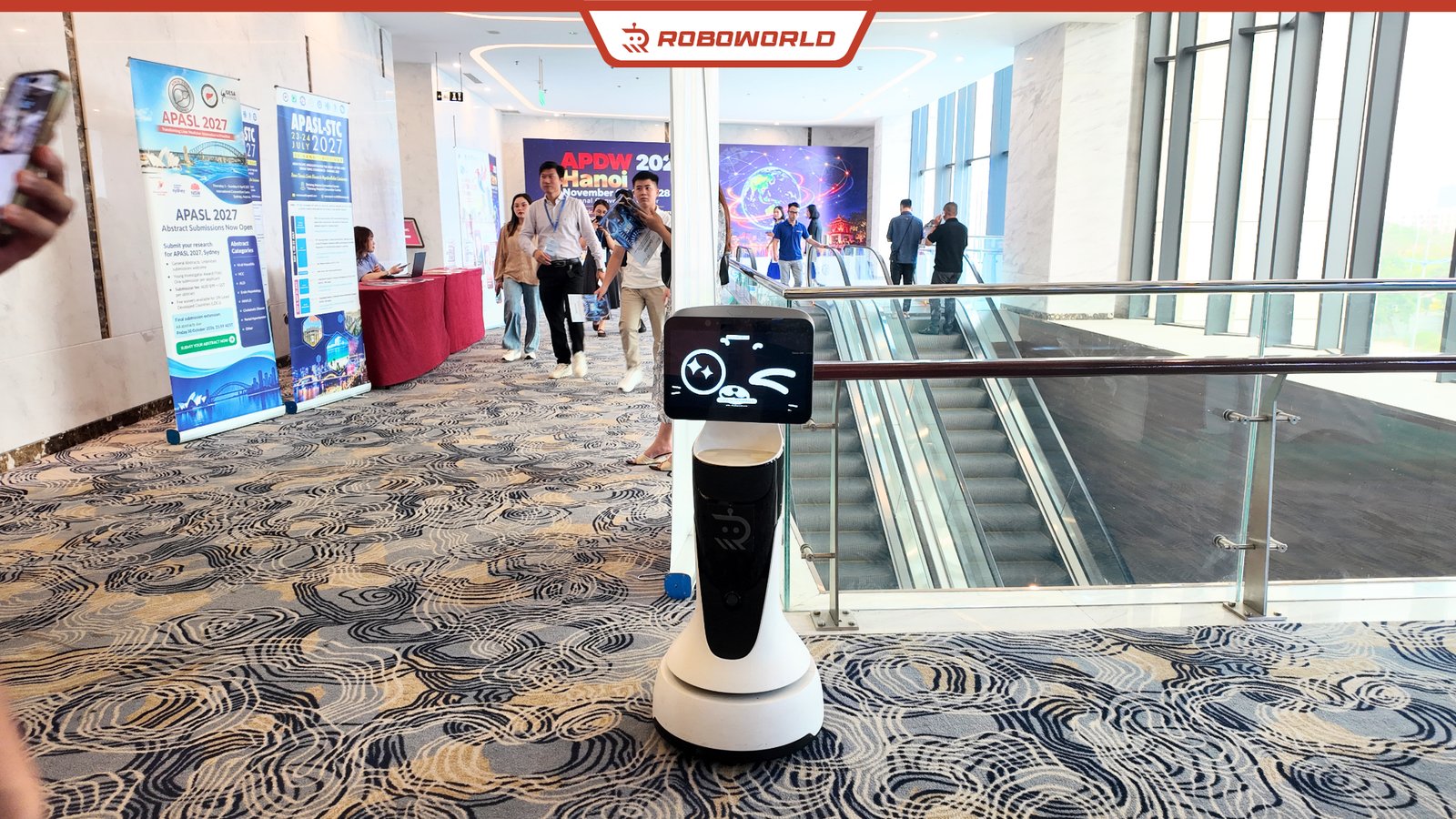 Robot đón tiếp GreetingBot Mini của Roboworld tại hội nghị