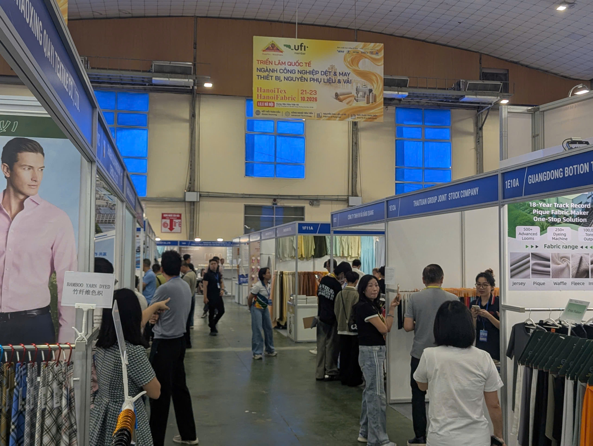 Khách tham quan các gian hàng vải, thiết bị và giải pháp AI, robot ngành dệt may tại HanoiTex - HanoiFabric 2026