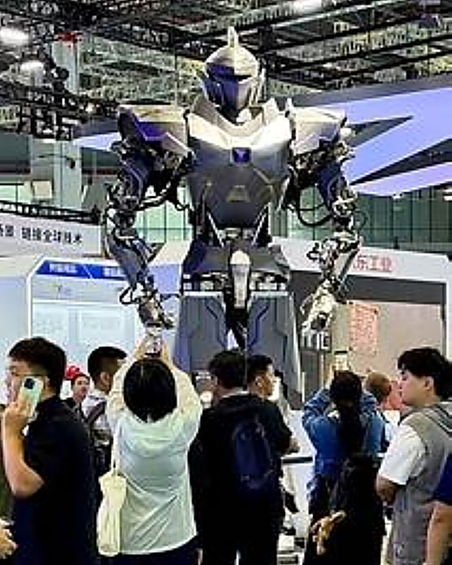 Khách tham quan chụp ảnh robot hình người cao 4 mét Neo1 tại Thượng Hải