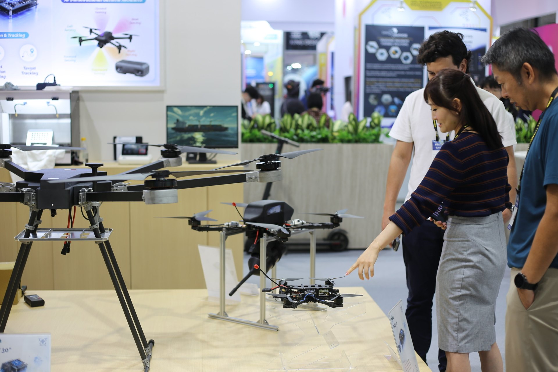 Khách tham quan tìm hiểu drone công nghiệp tại TAITRONICS 2026