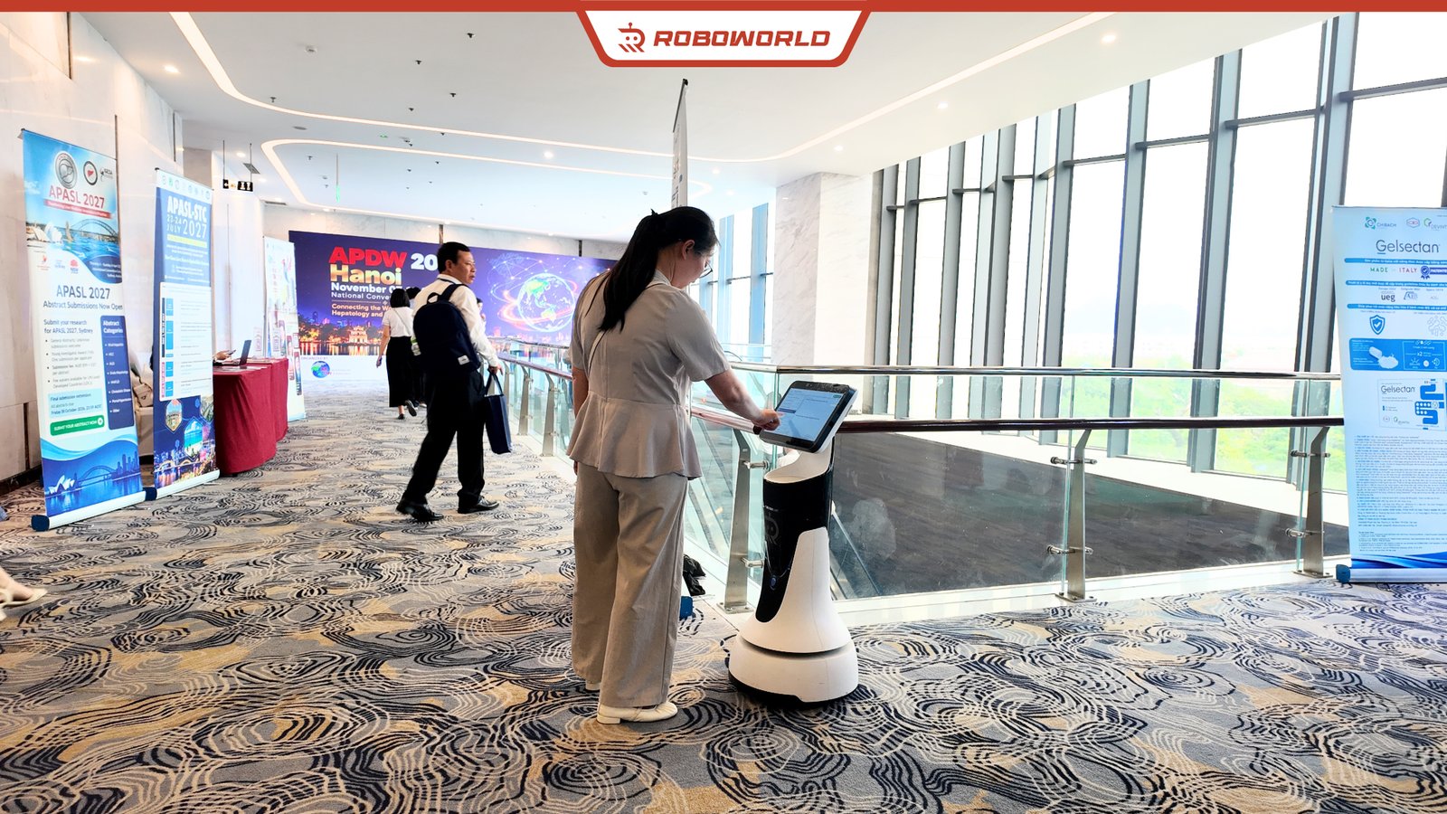 Đại biểu tương tác trực tiếp với robot GreetingBot Mini