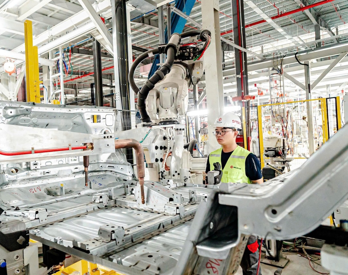 Kỹ sư Việt Nam theo dõi robot hàn cụm khung sàn ô tô tại xưởng thân vỏ