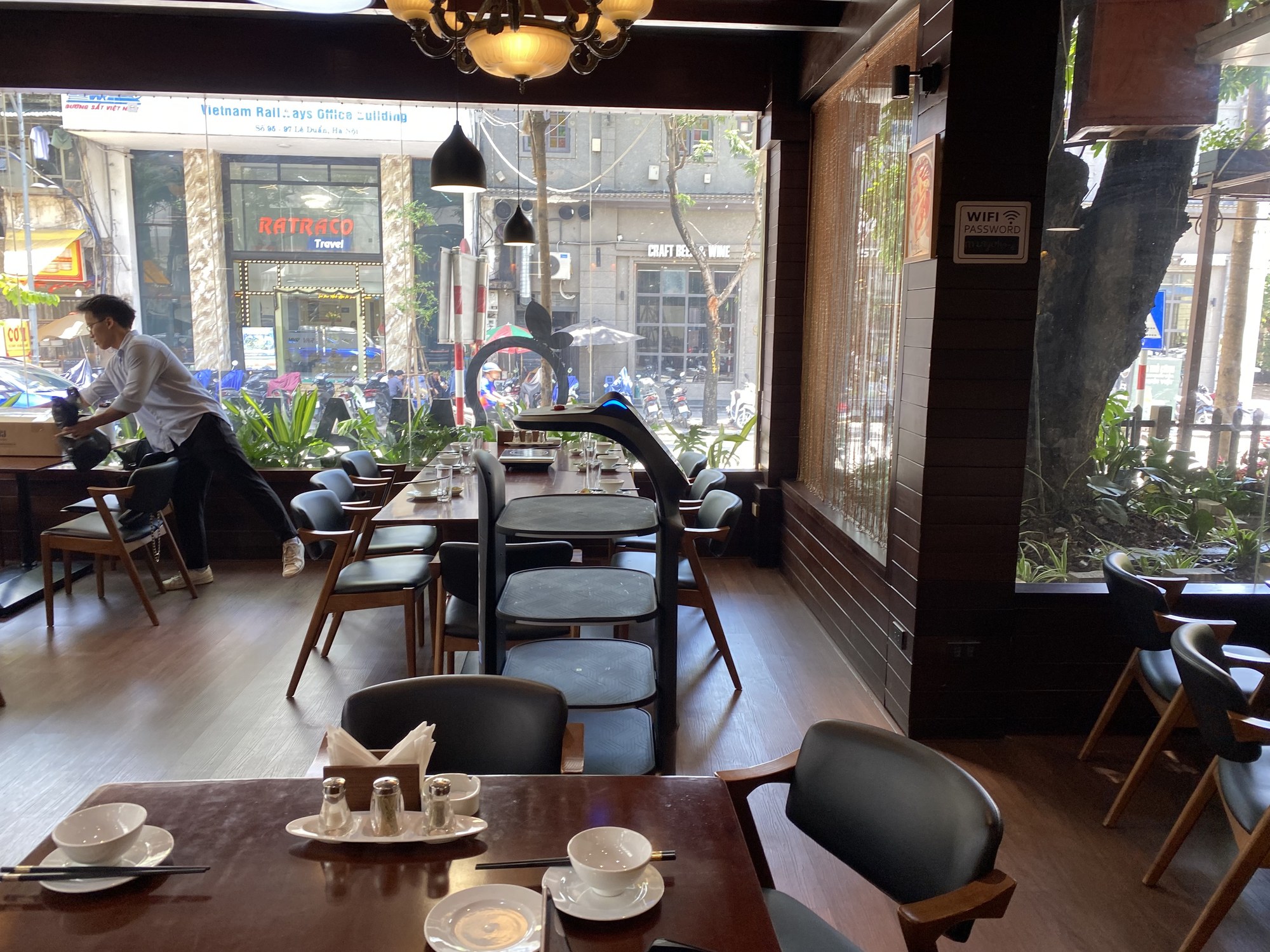 Mặt bằng nhà hàng với lối đi và bố cục bàn cần khảo sát trước khi đưa robot phục vụ vào vận hành