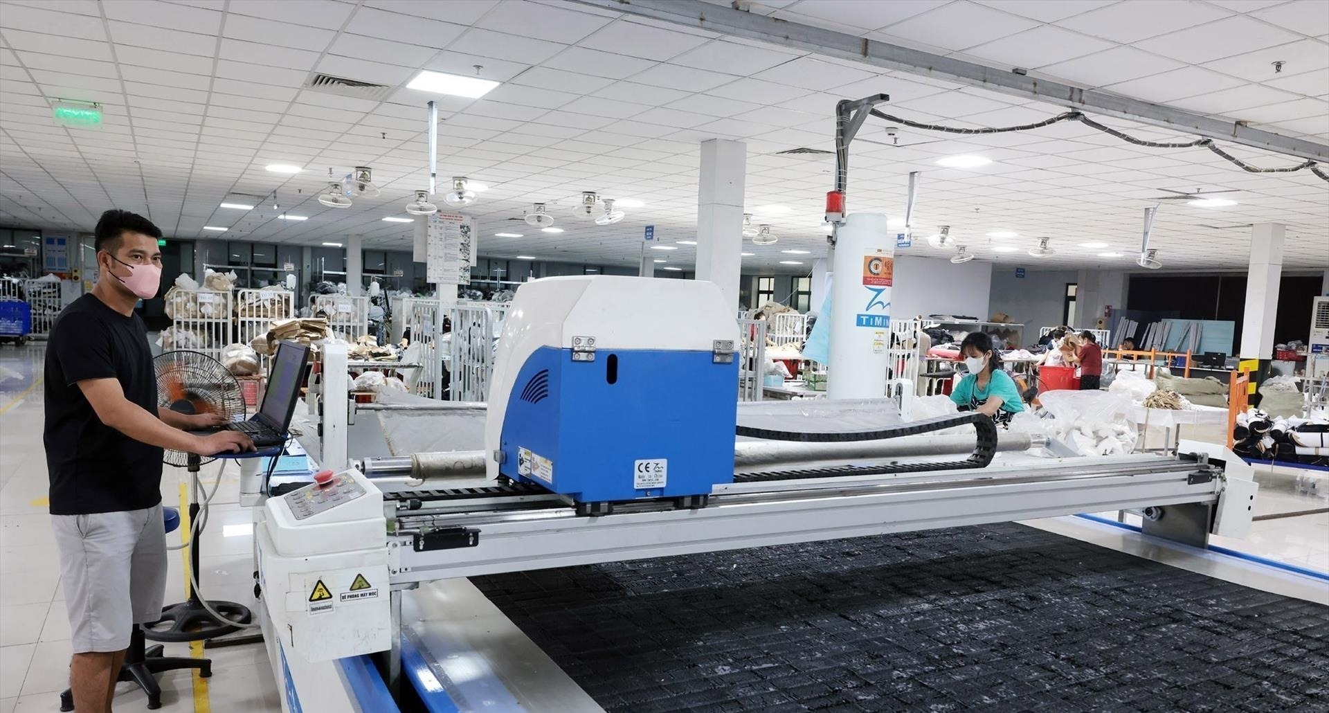 Máy cắt vải tự động tại nhà máy May Bắc Giang