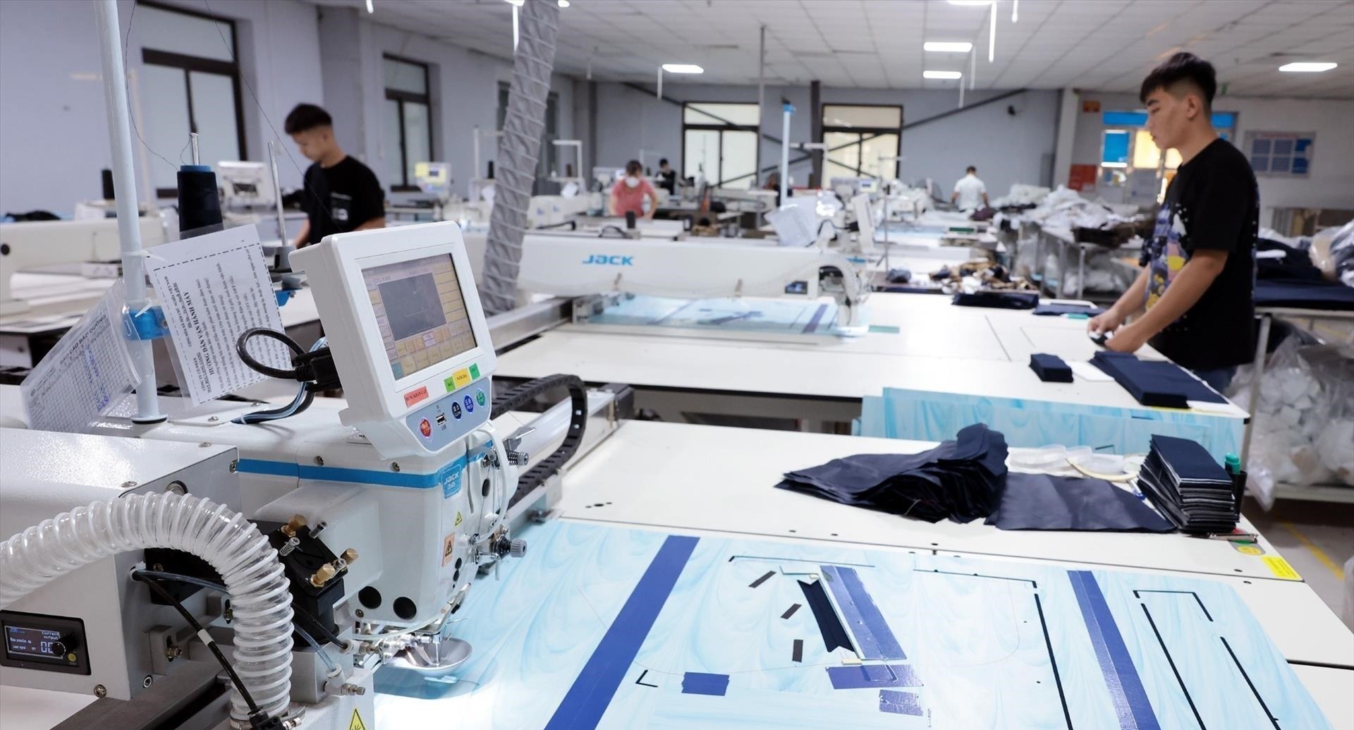 Máy may tự động trong xưởng tự động hóa sản xuất của May Bắc Giang