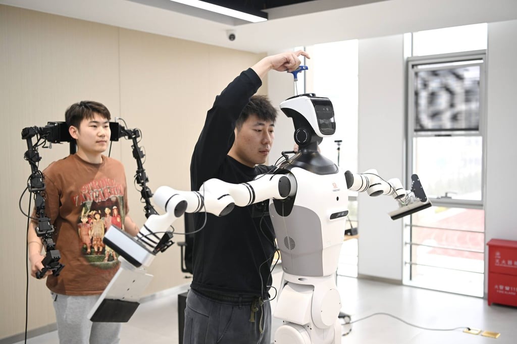 Nghề huấn luyện robot tại Trung Quốc với người đeo thiết bị điều khiển cánh tay robot hình người