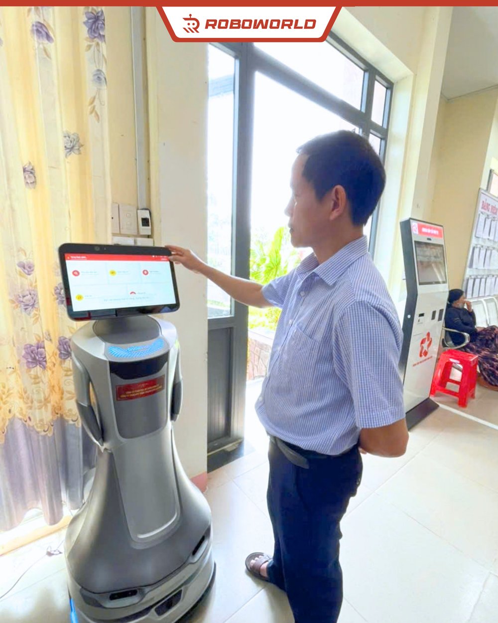 Người dân tra cứu thủ tục hành chính trên robot Nova GreetingBot