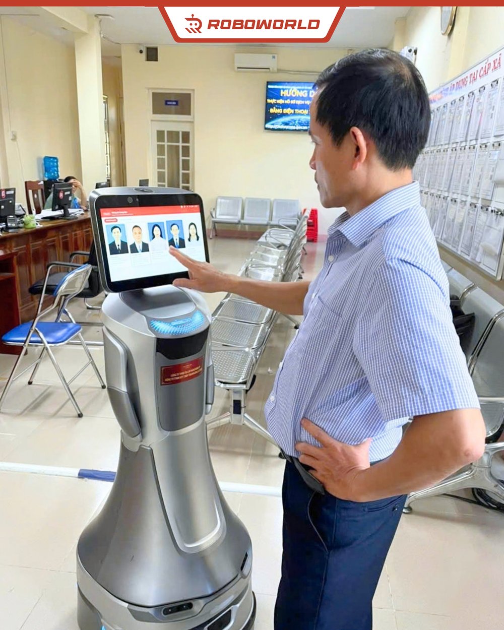 Người dân tương tác với màn hình robot lễ tân Nova GreetingBot