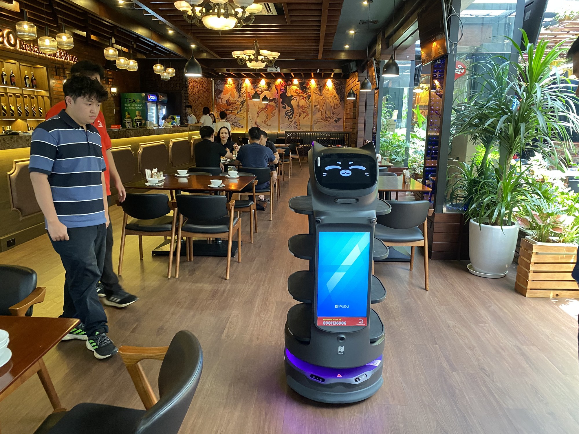 Nhân viên nhà hàng làm quen với robot phục vụ BellaBot Pro trong buổi hướng dẫn vận hành