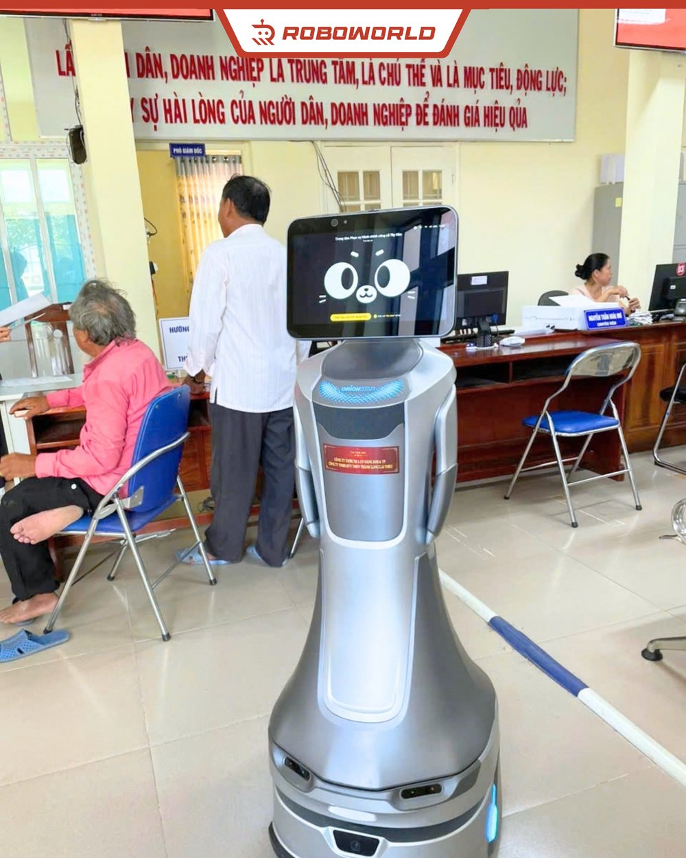 Robot lễ tân Nova GreetingBot phục vụ người dân tại bộ phận một cửa UBND xã Tây Hòa