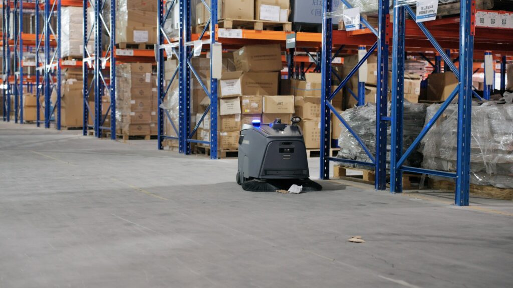 Robot Beetle vận hành tự động trên lối đi giữa các dãy kệ pallet