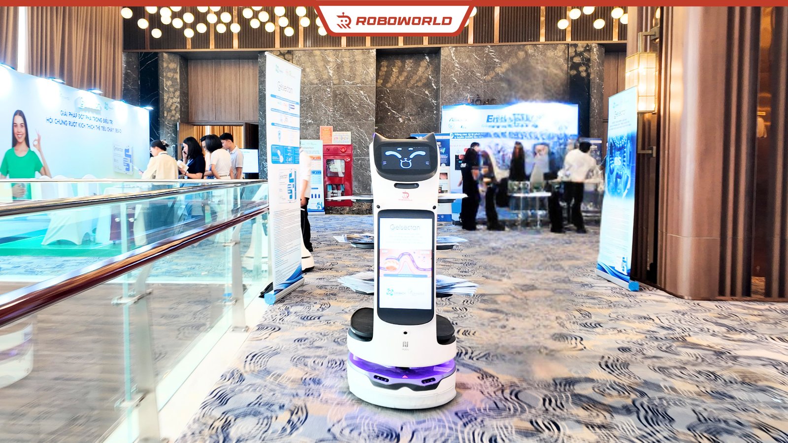 Robot BellaBot Pro của Roboworld tại hội nghị tiêu hóa ở Hạ Long
