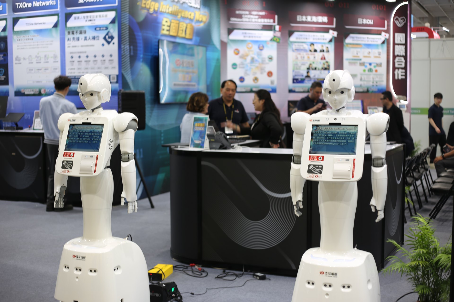 Robot dịch vụ dáng người có màn hình trưng bày tại triển lãm TAITRONICS