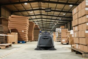 Robot Gausium Beetle quét hút sàn kho hàng chất đầy thùng carton