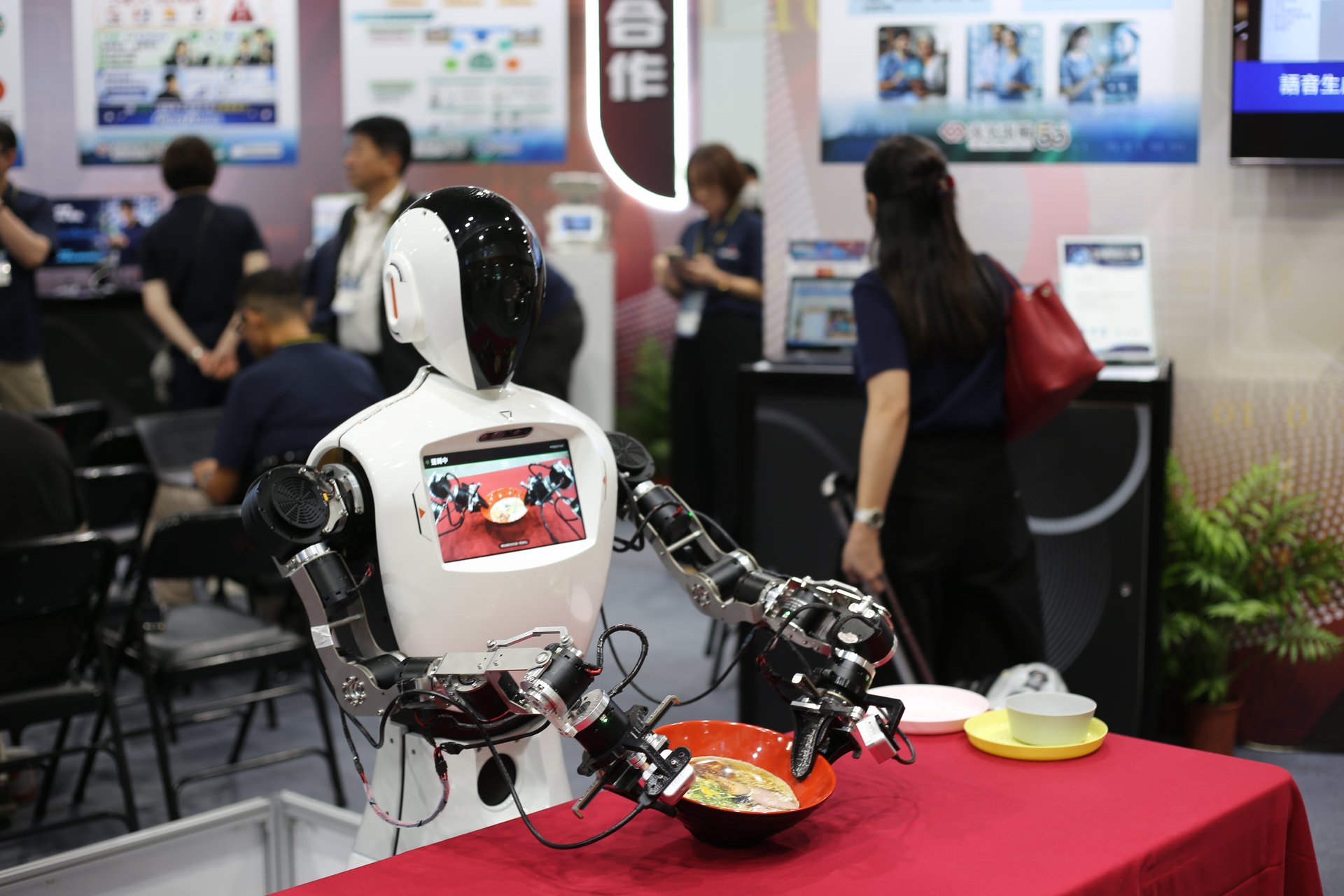 Nguyên mẫu robot giao đồ ăn của Yunqun Computer tại TAITRONICS 2026