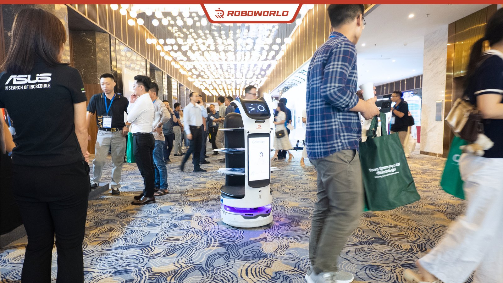 Robot GreetingBot Mini của Roboworld giữa đông đảo đại biểu hội nghị