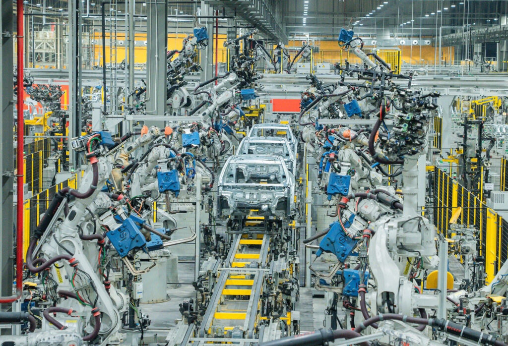 Robot hàn điểm khung thân xe trên dây chuyền tự động hóa sản xuất ô tô