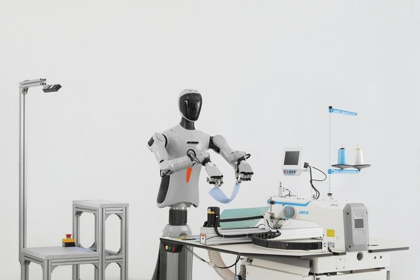 Robot hình người Aitu nâng mảnh vải đưa vào máy may công nghiệp