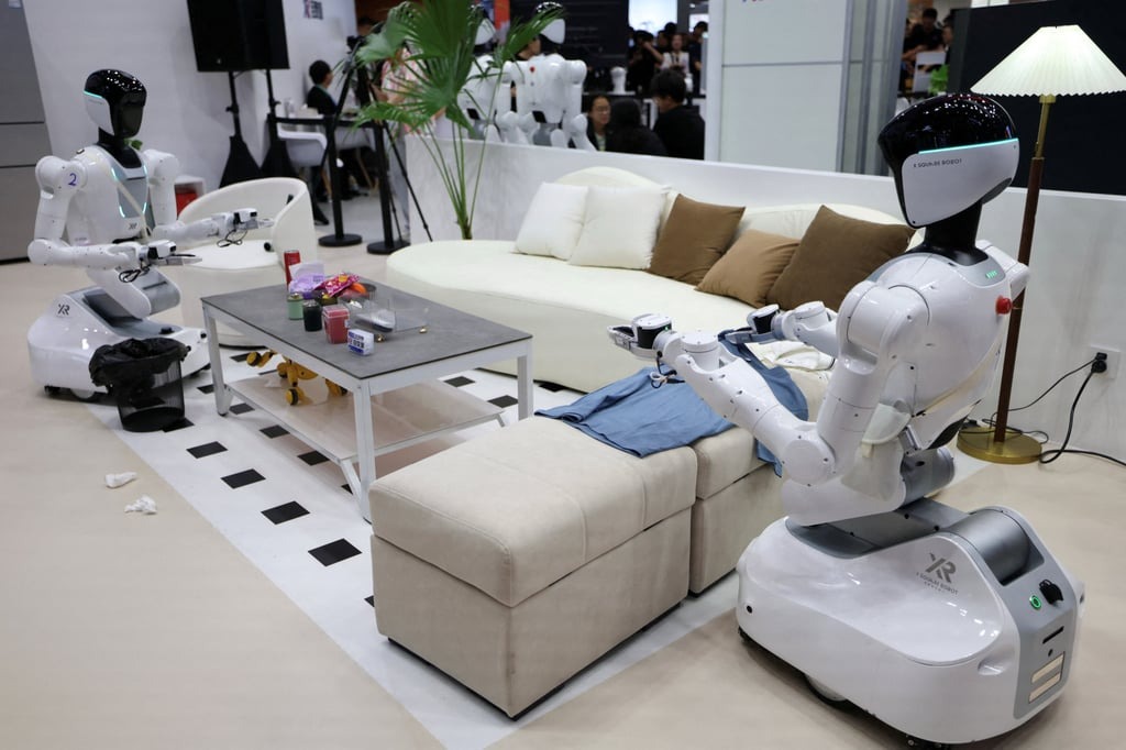 Robot hình người học việc nhà như dọn dẹp và gấp quần áo trong phòng khách