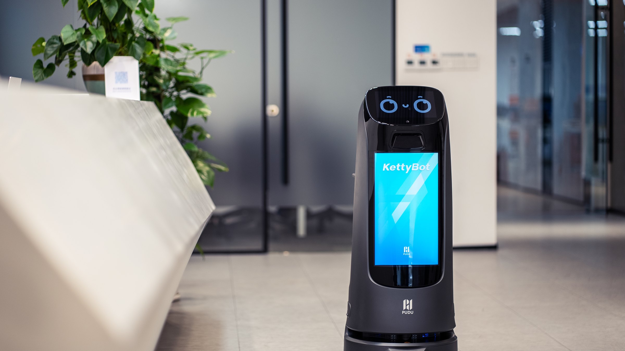 Robot KettyBot Pro màn hình quảng cáo hiển thị mã QR khuyến mãi