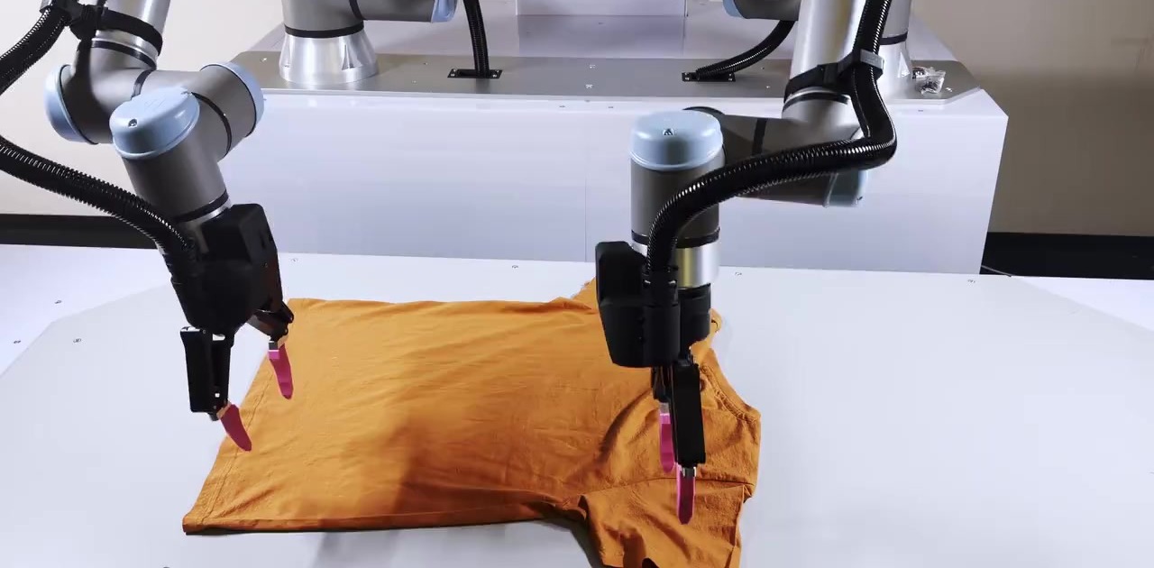 Robot kho hàng Sereact xử lý áo thun hoàn trả bằng hai cánh tay robot