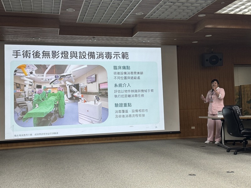 Kịch bản robot khử khuẩn AI xử lý đèn mổ và thiết bị sau phẫu thuật