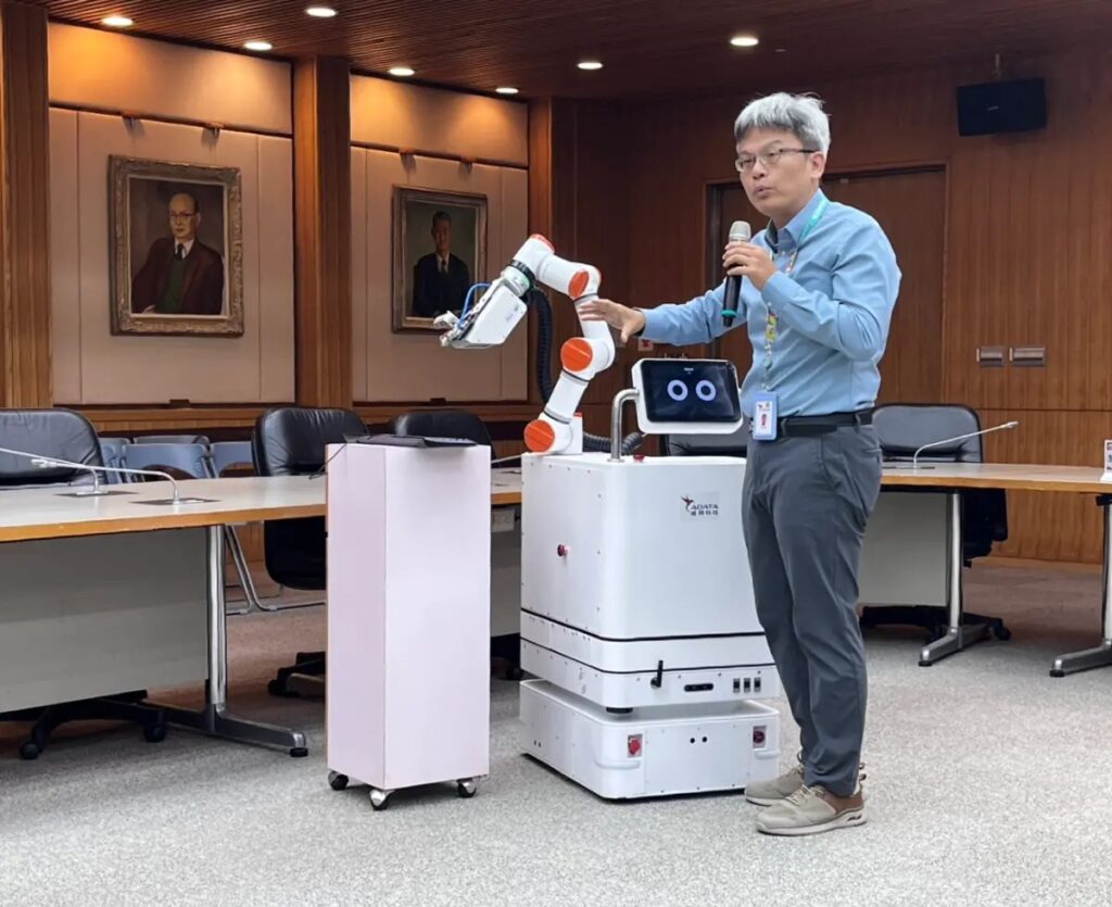 Robot khử khuẩn AI thế hệ thứ 3 tích hợp cánh tay robot và nền tảng di động tự hành