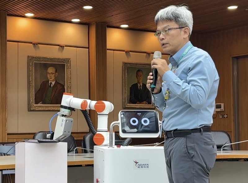 Robot khử khuẩn AI giúp giảm tải nhân lực vệ sinh bệnh viện vào ban đêm