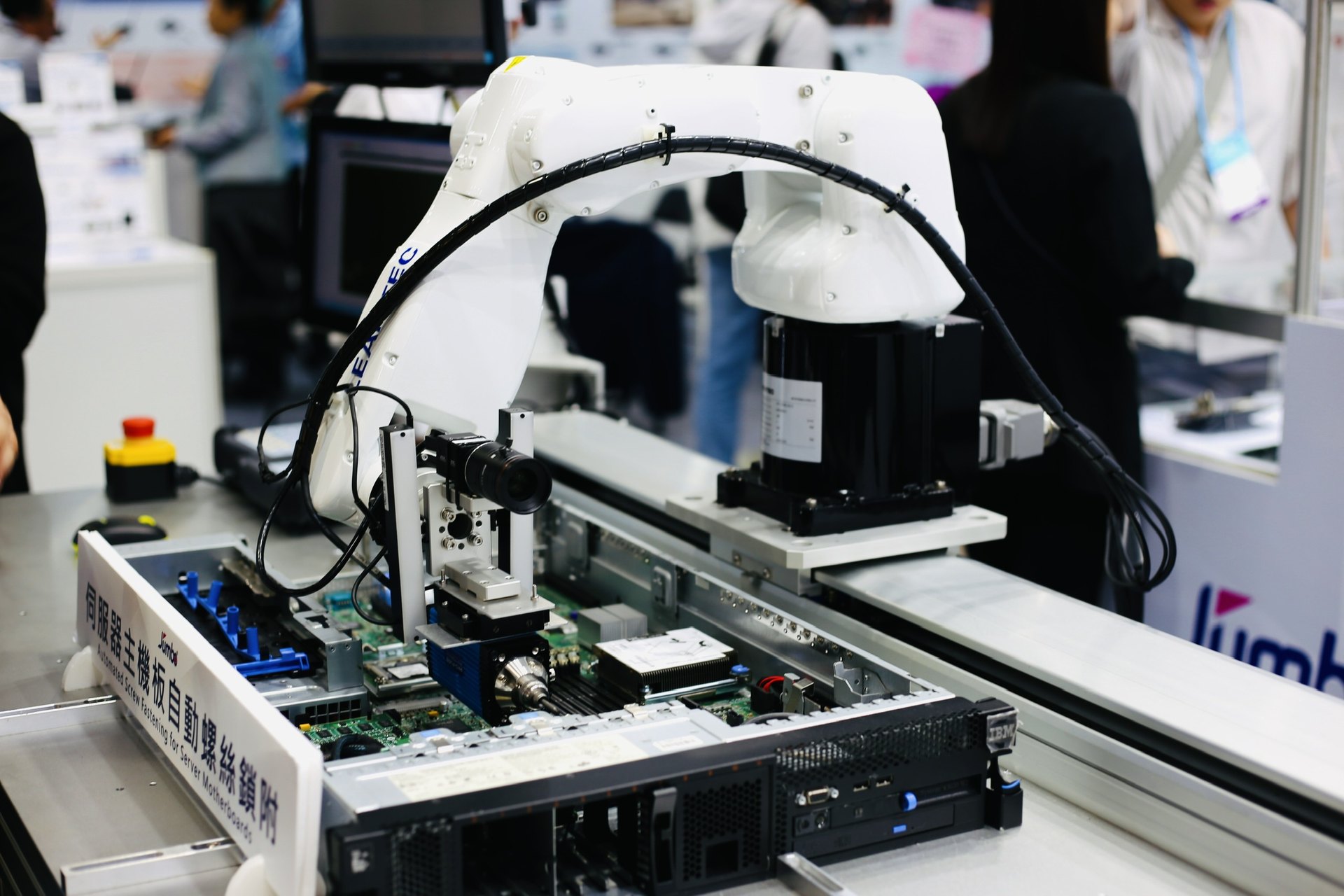 Robot lắp ráp linh kiện trên bo mạch điện tử tại TAITRONICS 2026