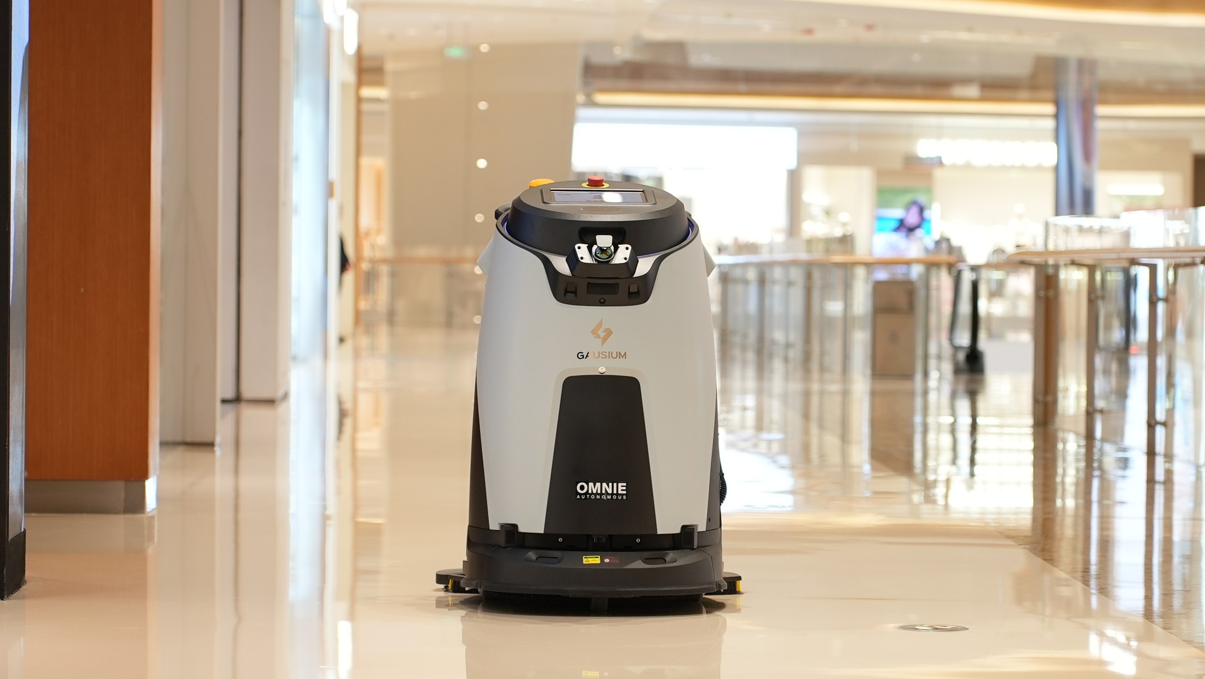 Robot lau sàn công nghiệp Gausium Omnie làm sạch sảnh chính rộng của trung tâm hội nghị