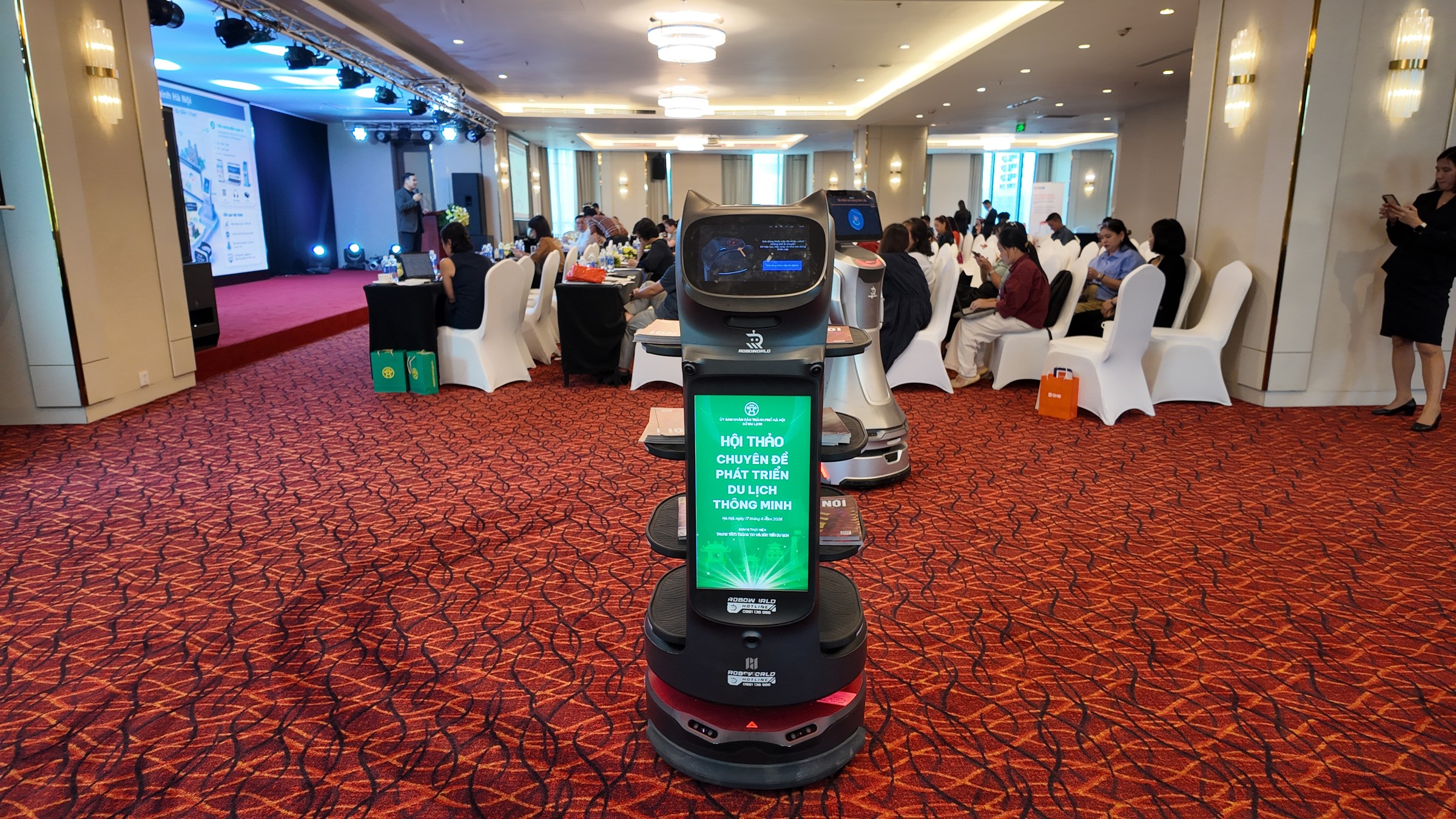 Robot lễ tân GreetingBot Nova phục vụ tại một hội nghị ngành du lịch, minh họa dịch vụ thuê robot tại Đà Nẵng