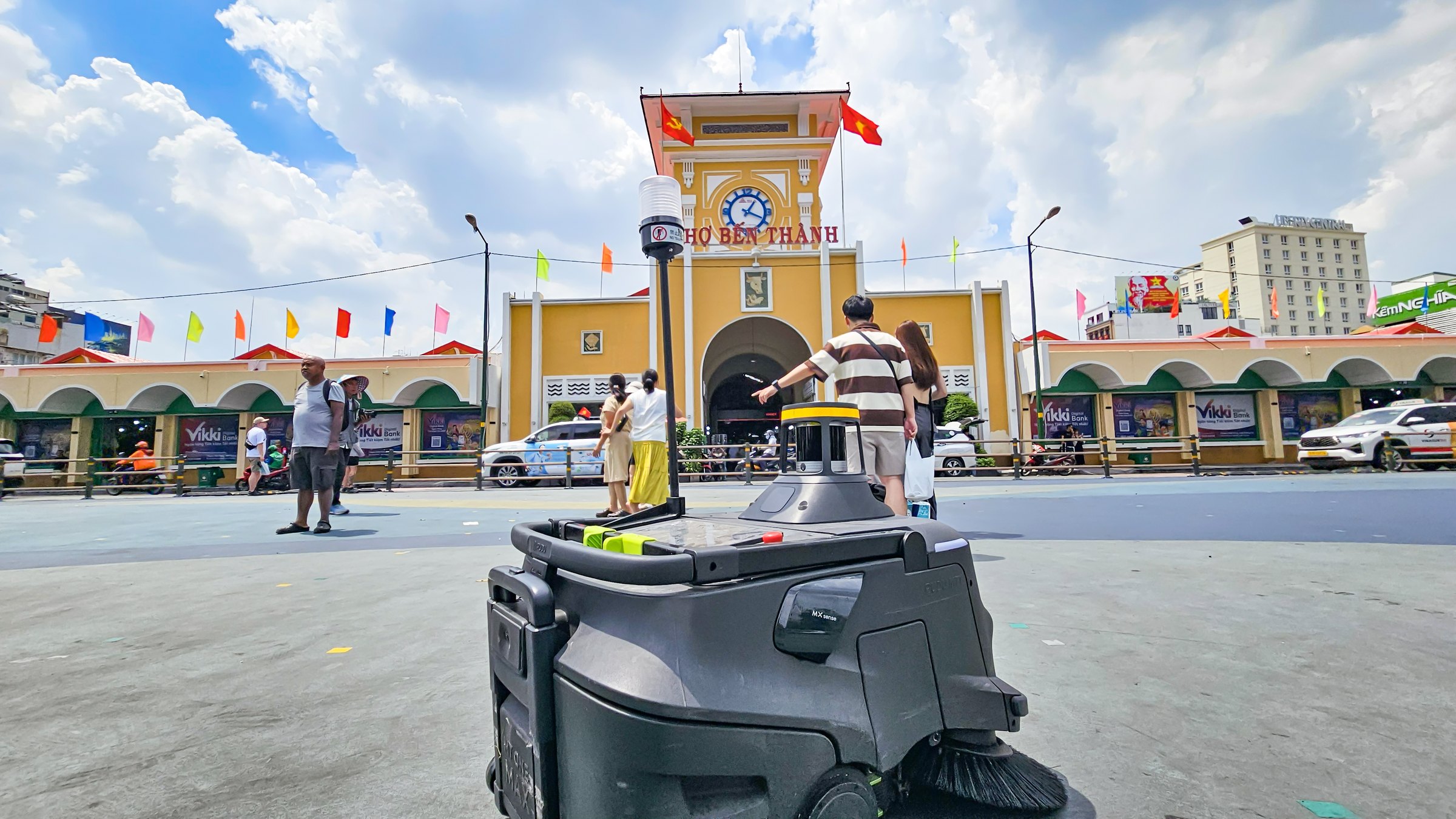 Cận cảnh robot MT1 Max với cụm cảm biến 3D LiDAR và chổi quét kép