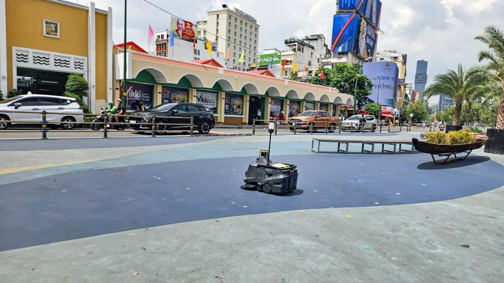 Robot MT1 Max quét dọn sân bãi ngoài trời rộng