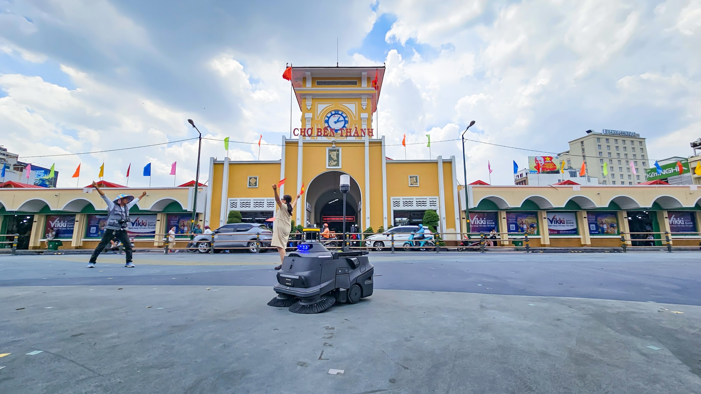 Robot MT1 Max vận hành an toàn giữa khu vực ngoài trời có người qua lại