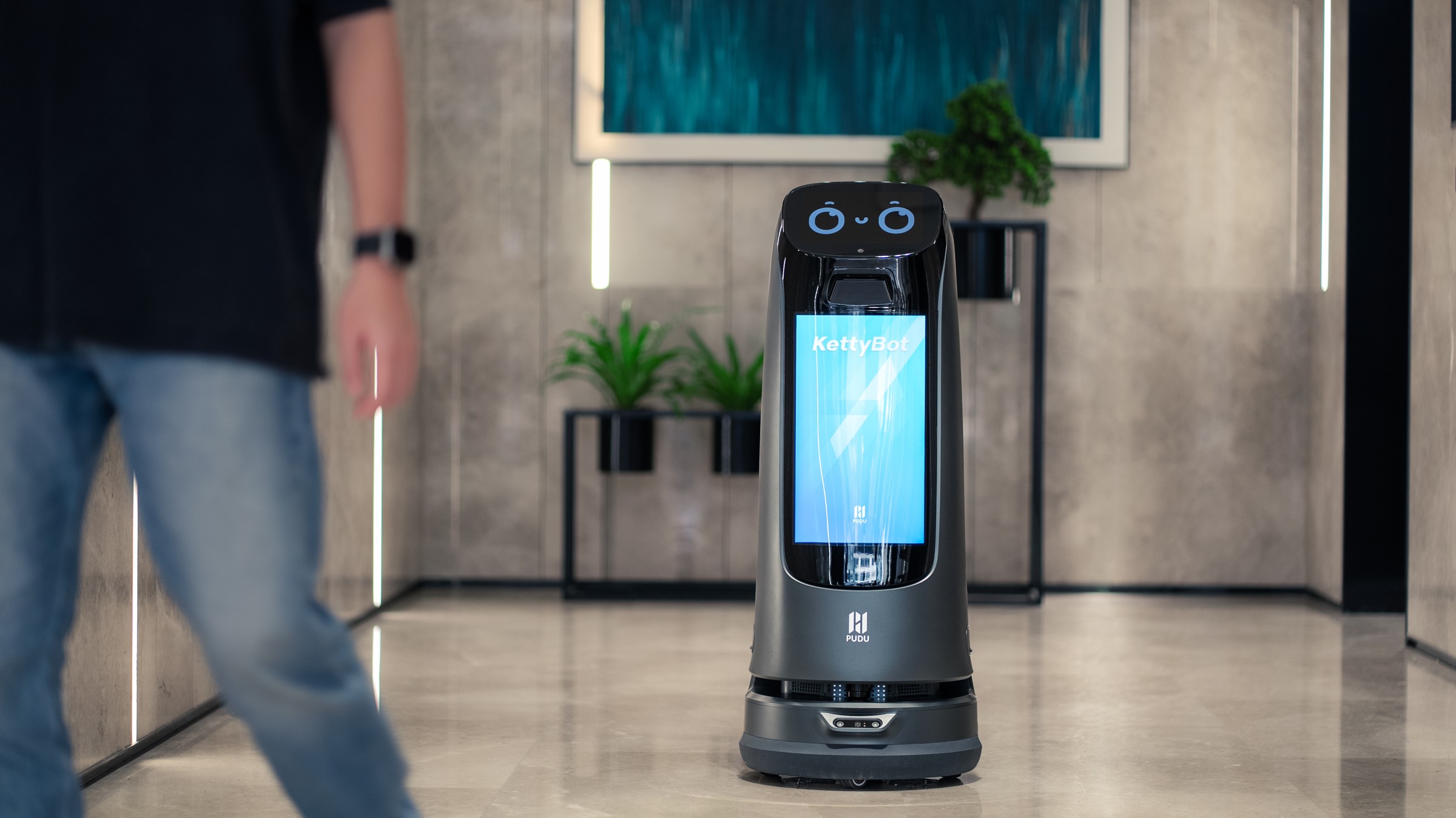Robot nhà hàng KettyBot Pro di chuyển linh hoạt trên lối đi hẹp