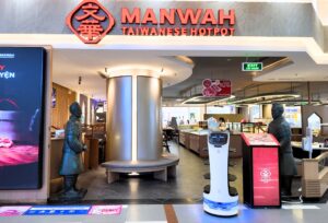 Robot nhà hàng phục vụ tại một nhà hàng lẩu trong chuỗi F&B