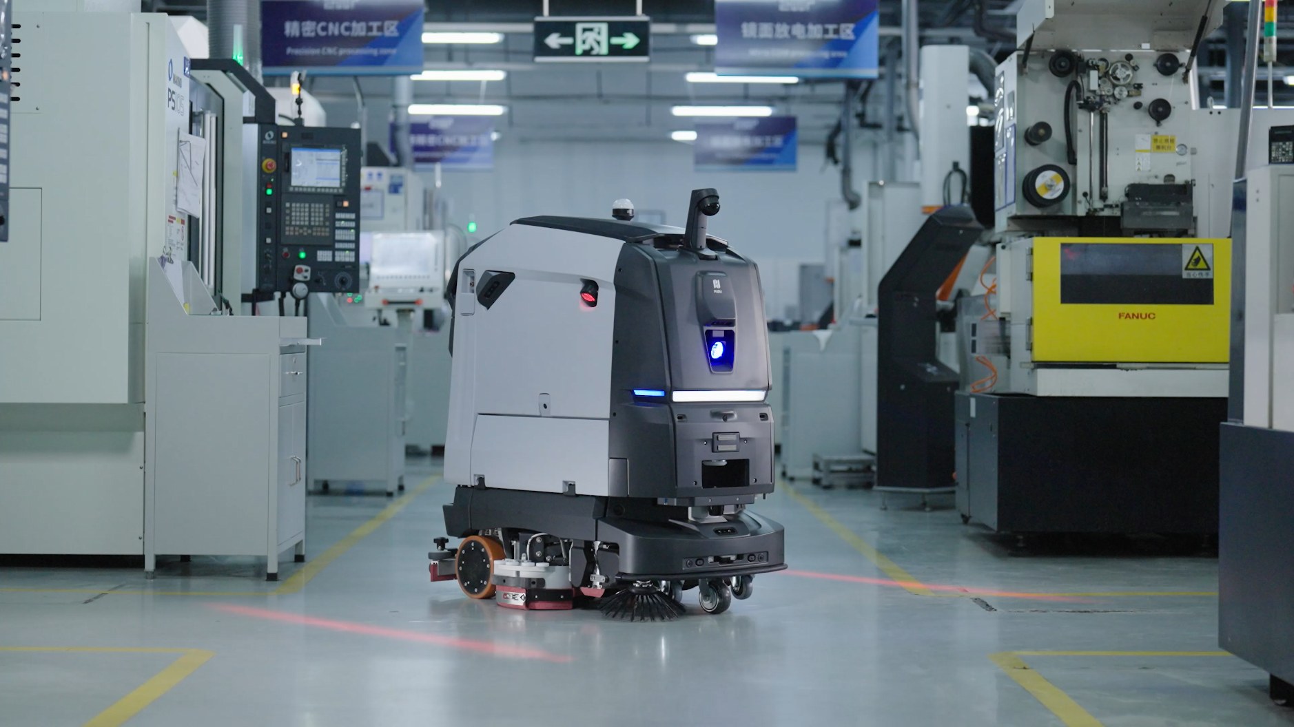 Robot nhà xưởng PUDU BG1 Pro chà sàn lối đi giữa khu máy CNC
